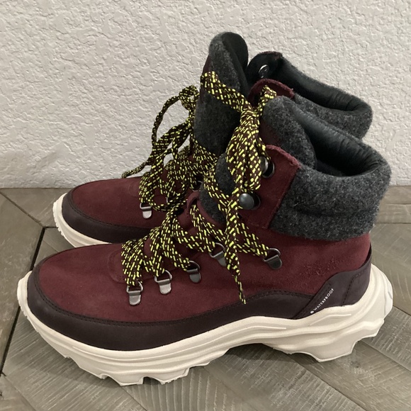 SOREL Kinetic Breakthru Conquest Waterproof Boot (Women), size 9.5 - Picture 1 of 12